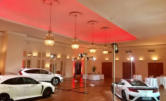 Großer Saal three red cars